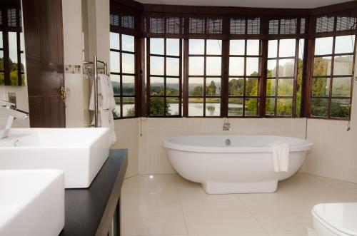 Bathroom, Rawdons Hotel & Brewery in Howick