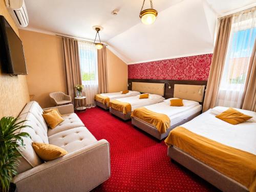 4 twin beds, 1 sofa bed