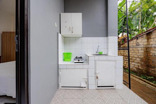 Kitchen, RedDoorz @ Batutulis Bogor Villa Papatong by M in Batutulis