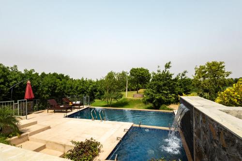Úszómedence, ELIVAAS Signature Stone Age Home Fernwood 6-BHK Stone-Clad Estate with Bamboo Cottages, Private Pool in Jaswantpura