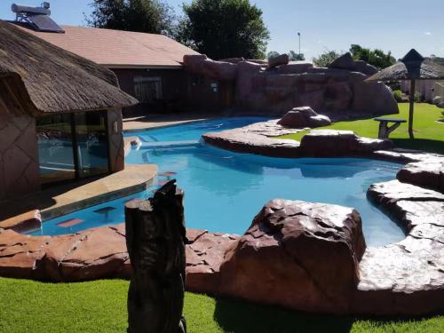 Peldbaseins, Tswingwana Guest Lodge in Westonaria