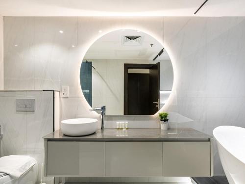 Allsopp and Allsopp - 2-Bedroom Apartment in Marina Quays West Tower Dubai Marina - image 4