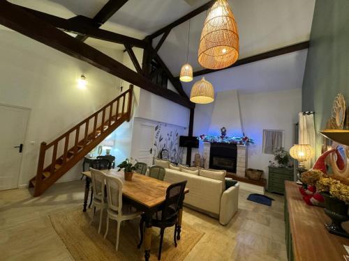 Koplietošanas atpūtas telpa ar TV, La Plaine de l'Angelus Gîte - Piscine partagée & Jacuzzi Privatif (La Plaine de l'Angelus Gite - Piscine partagee & Jacuzzi Privatif) in Chailly-en-Biere (Ile-de-France)