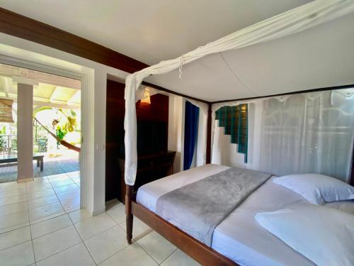 villa plaisance 3 chambres avec piscine privée (villa plaisance 3 chambres avec piscine privee) in แบ มาโอล