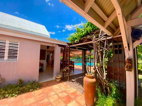 villa plaisance 3 chambres avec piscine privée (villa plaisance 3 chambres avec piscine privee) in แบ มาโอล