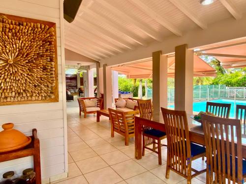 villa plaisance 3 chambres avec piscine privée (villa plaisance 3 chambres avec piscine privee) in แบ มาโอล