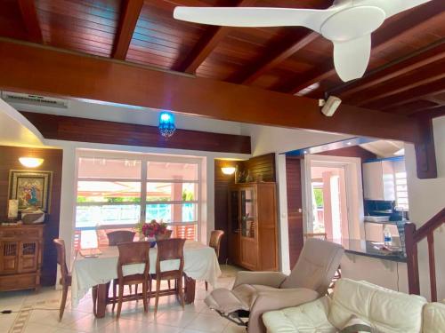 villa plaisance 3 chambres avec piscine privée (villa plaisance 3 chambres avec piscine privee) in แบ มาโอล