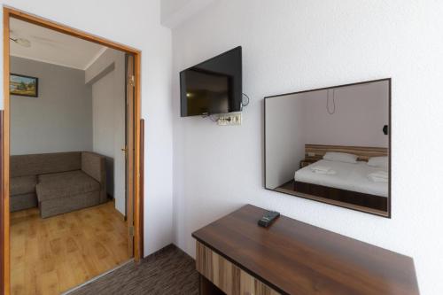 1 queen bed, 2 sofa beds