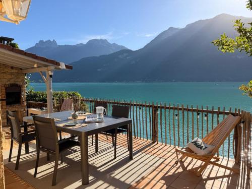 La cabane les pieds dans l'eau, accès direct au lac d'Annecy