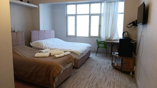 2 queen beds, 1 twin bed