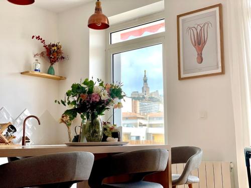 Dual Views, Sunny Balcony and Parking near the Beach