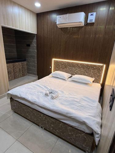 Hotel 7 star in Haibowal Khurd