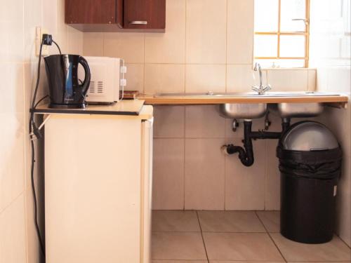virtuve, Tswingwana Guest Lodge in Westonaria