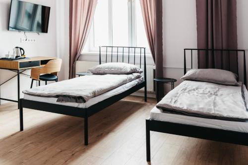 2 twin beds