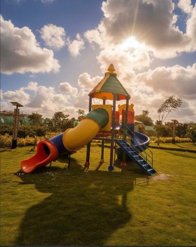 Playground, EM Homes Modern 1-Bedroom Apartment with Pool 15 Minutes from JKIA Airport in Athi River