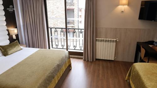 1 double bed, 1 twin bed