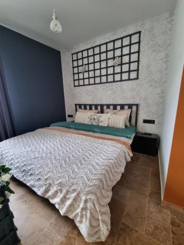 1 queen bed, 1 sofa bed