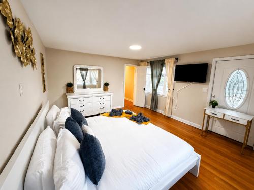 Cozy Private Queen Room 1 with Desk TV and WiFi near Yale in Hamden