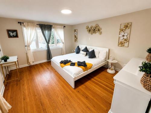 Cozy Private Queen Room 1 with Desk TV and WiFi near Yale in Hamden