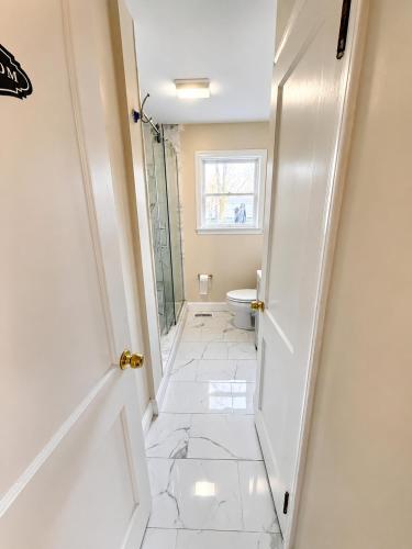 Cozy Private Queen Room 1 with Desk TV and WiFi near Yale in Hamden