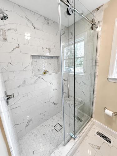 Cozy Private Queen Room 1 with Desk TV and WiFi near Yale in Hamden