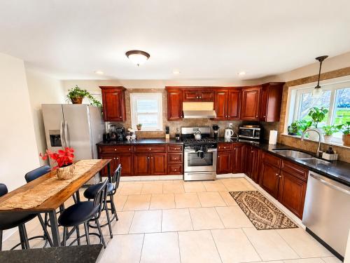 Cozy Private Queen Room 1 with Desk TV and WiFi near Yale in Hamden