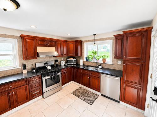 Cozy Private Queen Room 1 with Desk TV and WiFi near Yale in Hamden