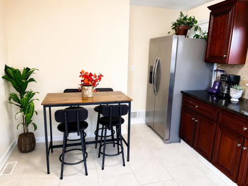 Cozy Private Queen Room 1 with Desk TV and WiFi near Yale in Hamden