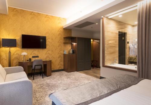 V Spa & Conference Hotel - image 7