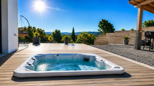 Villa 8 pers avec SPA, vue panoramique et jardin près du Salagou gîte à louer Cartels