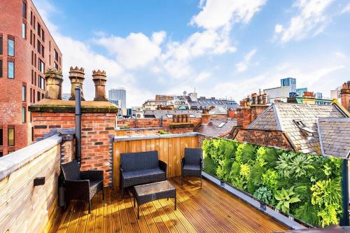 Stylish 3-Bed Central Stay - Roof Terrace & Parking, Manchester
