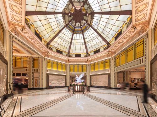 Fairmont Peace Hotel on the Bund – khách sạn tại Bến Thượng Hải & khu phía Bắc