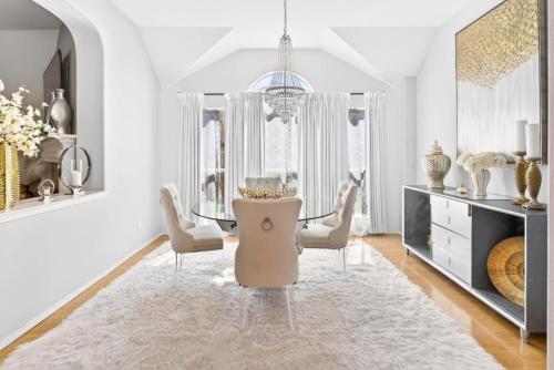 Large home Welcoming for Large Groups and Families in Cedar Hill