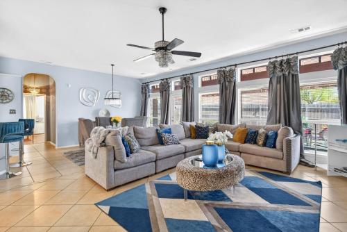 Large home Welcoming for Large Groups and Families in Cedar Hill