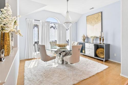Large home Welcoming for Large Groups and Families in Cedar Hill