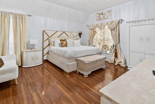 Large home Welcoming for Large Groups and Families in Cedar Hill