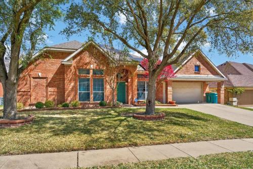 Large home Welcoming for Large Groups and Families in Cedar Hill