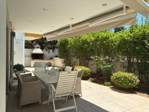 Glyfada Garden Retreat 2 Bedroom Terrace Apartment