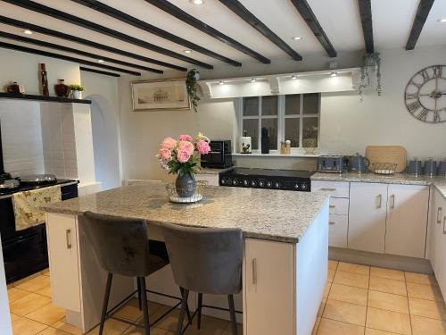 Cotswold farmhouse with Hot tub near Castle Comb in Nettleton