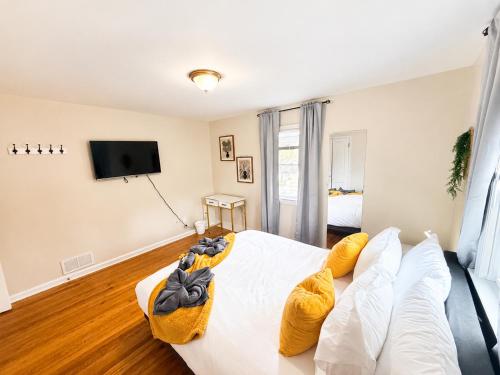 Cozy Private Queen Room 3 with Desk TV and WiFi near Yale in Hamden