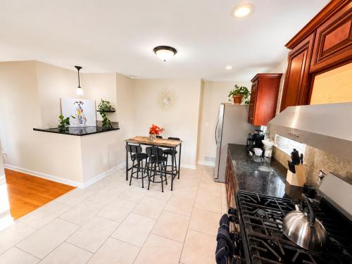 Cozy Private Queen Room 3 with Desk TV and WiFi near Yale in Hamden