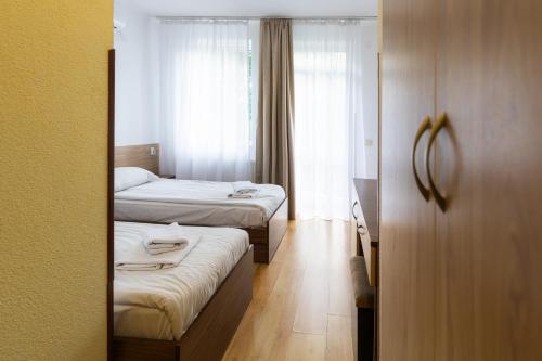 2 twin beds