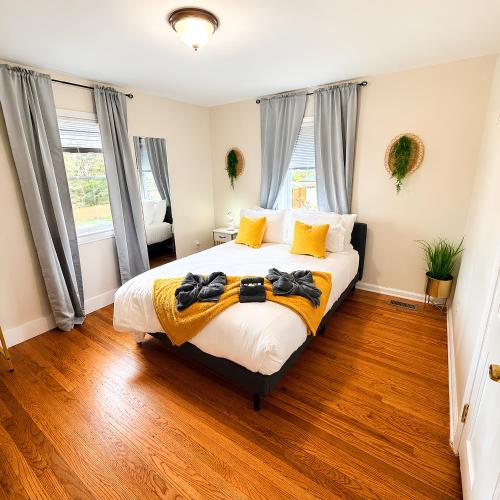 Cozy Private Queen Room 3 with Desk TV and WiFi near Yale in Hamden