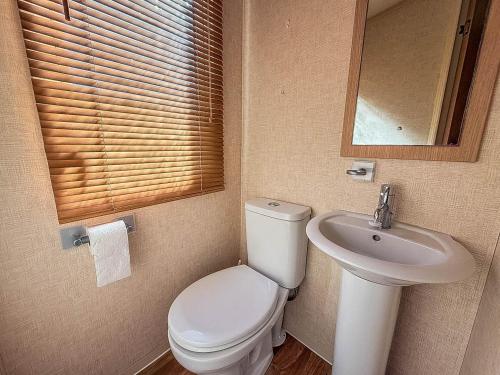 卫浴间, Stunning 6 Berth Caravan At Dovercourt Holiday Park, Essex Ref 44606O in 哈里奇