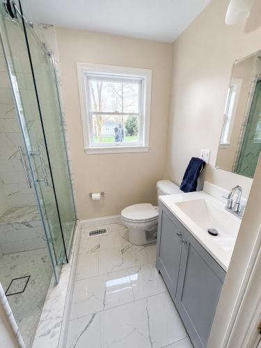 Cozy Private Queen Room 5 with Desk TV and WiFi near Yale in Hamden