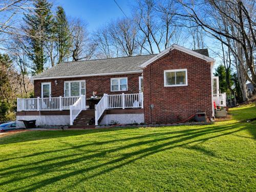 Cozy Private Queen Room 3 with Desk TV and WiFi near Yale in Hamden
