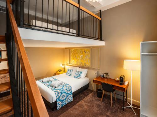 1 queen bed, 2 twin beds