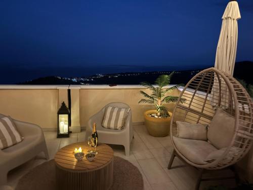 Duplex avec Jacuzzi, piscine, terrasses et vues a 180º sur la mer