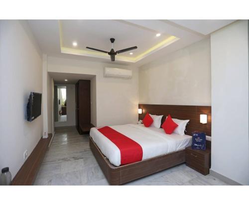 Royal with - Group Name Hotel Double R- comfort stay in Main Bazar New Delhi photo 3