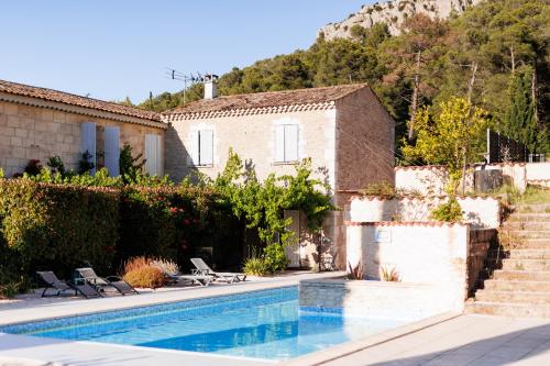 Château Catherine de Montgolfier - B&B et Gites - Piscine - Domaine viticole bio avec dégustation
